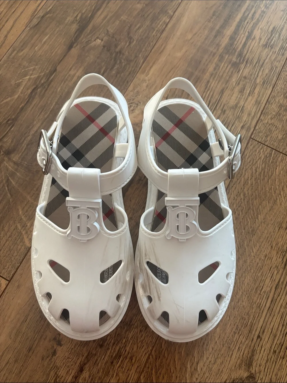 Burberry Kids Jenna Cutout Rubber Jelly Shoes Sandals in White with Logo Size 28